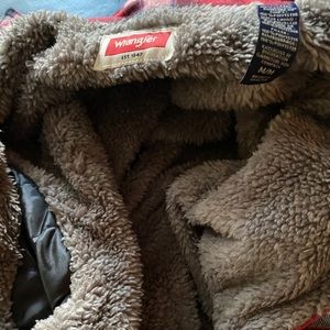 Men’s Wrangler flannel - M
Sherpa-esque lining